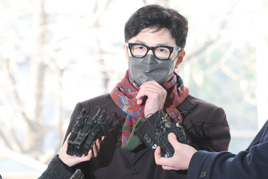 한동훈 검사장이 27일 오후 서울서부지방법원에서 열리는 재판에 증인으로 출석하며 취재진의 질문을 받고 있다. 연합뉴스
